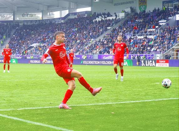 Marvin Obuz Essen scores with this shot to 2 2 Football 3 Liga 2025 26 FC Erzgebirge Aue Rot Weiss Essen on 5 10,2025 Erzgebirge Aue Rot Weiss Esssen