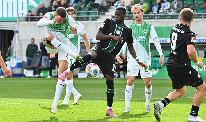 05 10 2025 Soccer Season 2025 2026 2 Soccer Bundesliga 08 Matchday SpVgg Greuther Fürth Kleeblatt Hannover 96 H96 Sportfoto Zink xwoxzix DFL regulations prohibit any use of photographs as image sequences and or quasi video only for editorial use Philipp Ziereis 4, SpVgg Greuther Fürth Noel Aseko 15, Hannover 96 H96
