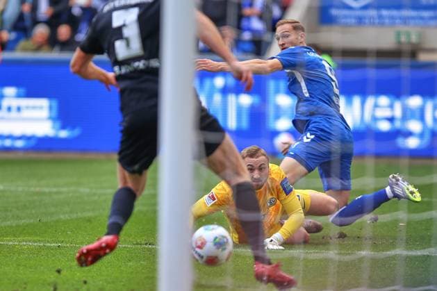 Magdeburg, Saxony-Anhalt, Germany, 05 10 2025 Avnet Arena 8 Matchday, Season 2025 26, 2 Soccer Bundesliga 1 FC Magdeburg Sportvereinigung 07 Elversberg Goalkeeper Nicolas Kristof 20, SV Elversberg in front of his own box on the ground, Florian Le Joncour 03, SV Elversberg assists against Maximilian Breunig 9, 1 FC Magdeburg Copyright: xdtsxNachrichtenagenturx dts_86464