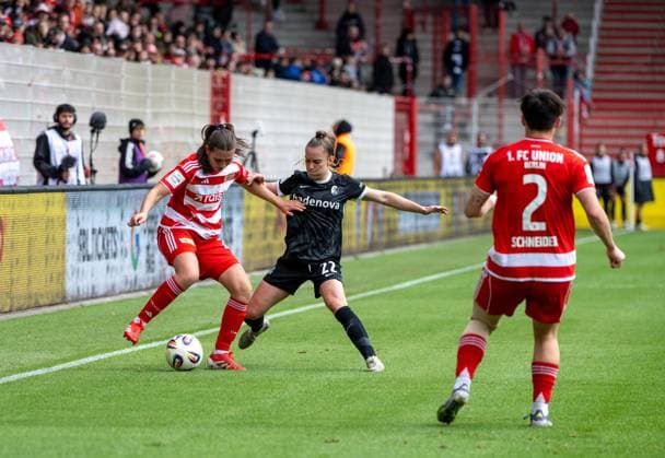 Soccer, Women, Season 2025 2026, Google Pixel Women Bundesliga 5 Matchday , 1 FC Union Berlin SC Freiburg v l Antonia Halverkamps 1 Women 1 FC Union , Lisa Kolb SC Freiburg , Tomke Schneider 1 Women 1 FC Union , 05 10 2025, Copyright: xMatthiasxKochx