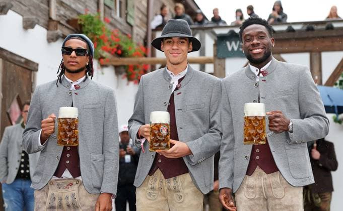 v.l. 17 Michael Olise, 19 Alphonso Davies, 42 Jamal Musiala, Porträt, Portrait, Fussball FC Bayern München traditionelle Besuch auf dem Münchner Oktoberfest, Wiesn, Volksfest 05.10.2025 FOTO: Mladen Lackovic LakoPress *** f l 17 Michael Olise, 19 Alphonso Davies, 42 Jamal Musiala, Portrait, Portrait, Football FC Bayern Munich traditional visit to the Munich Oktoberfest, Wiesn, Volksfest 05 10 2025 PHOTO Mladen Lackovic LakoPress