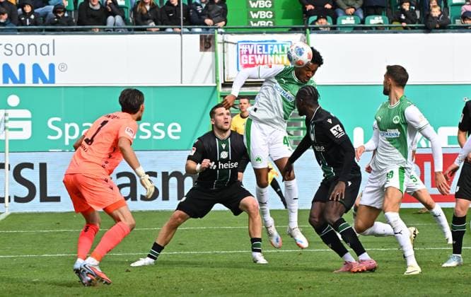 05 10 2025 Soccer Season 2025 2026 2 Soccer Bundesliga 08 Matchday SpVgg Greuther Fürth Kleeblatt Hannover 96 H96 Sportfoto Zink MeZi xmexzix DFL regulations prohibit any use of photographs as image sequences and or quasi video only for editorial use David Abrangao 39, SpVgg Greuther Fürth scores goal Goal shot to 2 2 against Nahuel Noll 1, Hannover 96 H96