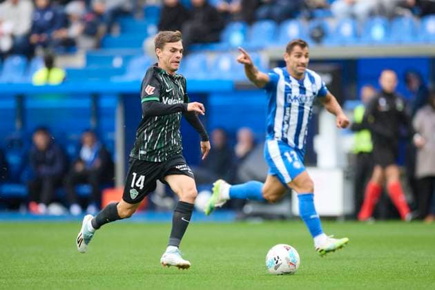 October 5, 2025, Vitoria, Alava, SPAIN: Aleix Febas of Elche CF competes for the ball with Jonathan Castro Jonny Otto of Deportivo Alaves during the LaLiga EA Sports match between Deportivo Alaves and Elche CF at Mendizorrotza on October 5, 2025, in Vitoria, Spain. Vitoria SPAIN - ZUMAa181 20251005_zaa_a181_054 Copyright: xRicardoxLarreinax