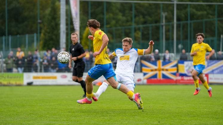 Soccer, Men, Season 2025 2026, Regionalliga Nordost, Matchday 11, FSV 63 Luckenwalde vs FC Carl Zeiss Jena, Saturday 05 10 2025, Werner Seelenbinder Stadion Luckenwalde, In the picture Tim Schleinitz l Luckenwalde and Patrick Weihrauch r Jena Brandenburg Germany