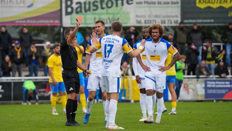 Soccer, Men, Season 2025 2026, Regionalliga Nordost, Matchday 11, FSV 63 Luckenwalde vs FC Carl Zeiss Jena, Saturday 05 10 2025, Werner Seelenbinder Stadion Luckenwalde, In the picture referee Johannes Schipke shows Janas Patrick Weihrauch the yellow red card Brandenburg Germany