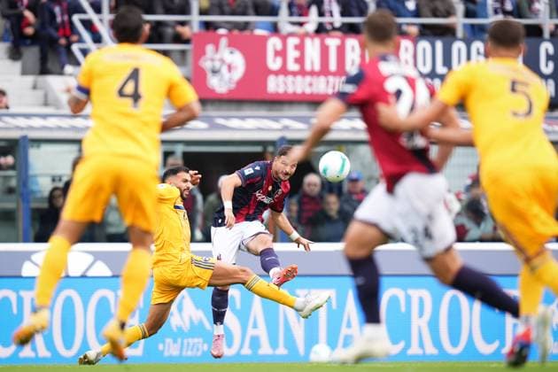 Bologna s Riccardo Orsolini fights for the ball with PisaÕs Mehdi Leris during the Serie A soccer match between Bologna and Pisa at the Renato DallÕAra Stadium in Bologna, north Italy - Sunday, October 5, 2025 -  Copyright: xMassimoxPaolone LaPressex