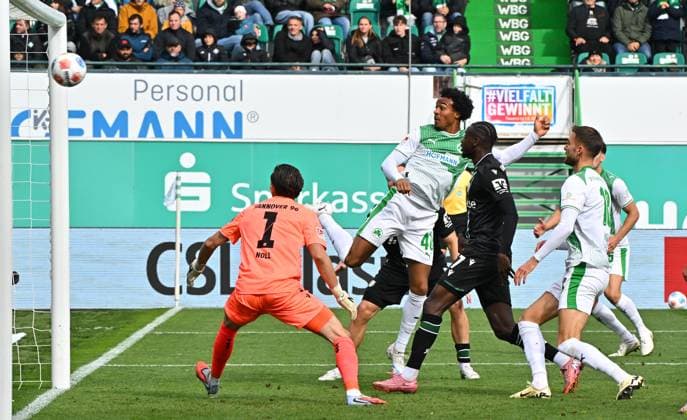 05 10 2025 Soccer Season 2025 2026 2 Soccer Bundesliga 08 Matchday SpVgg Greuther Fürth Kleeblatt Hannover 96 H96 Sportfoto Zink MeZi xmexzix DFL regulations prohibit any use of photographs as image sequences and or quasi video only for editorial use David Abrangao 39, SpVgg Greuther Fürth erzielt Treffer Tor Torschuß zum 2 2 gegen Nahuel Noll 1, Hannover 96 H96