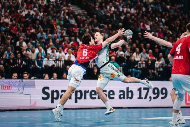 HBL HSV Hamburg vs SC Magdeburg, 05 10 25 Omar Ingi Magnusson SC Magdeburg, 14 throws,, Elias Kofler HSV Hamburg, 6 tries to block HBL HSV Hamburg vs SC Magdeburg on 05 10 2025 at Barclays Arena, Hamburg Copyright: xBEAUTIFULxSPORTS Tonhäuserx