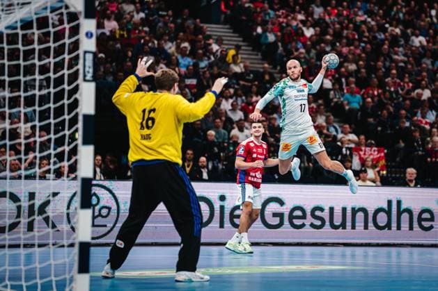 HBL HSV Hamburg vs SC Magdeburg, 05 10 25 Tim Hornke SC Magdeburg, 17 throws HBL HSV Hamburg vs SC Magdeburg on 05 10 2025 at Barclays Arena, Hamburg Copyright: xBEAUTIFULxSPORTS Tonhäuserx