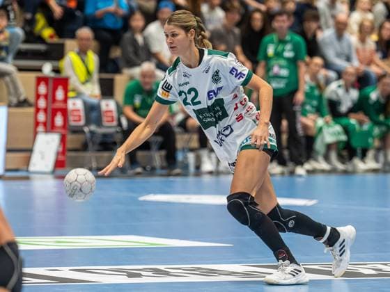 Sina Ehmann Frisch Auf Women, 22 with speed on the ball, Buxtehuder SV vs Frisch Auf Goeppingen, Handball, 1 Bundesliga, Season 2025 2026, 05 10 2025 Buxtehuder SV vs Frisch Auf Goeppingen, Handball, 1 Bundesliga, Season 2025 2026, 05 10 2025 Buxtehude Copyright: xEibner-Pressefoto MichaelxSchmidx EP_MST