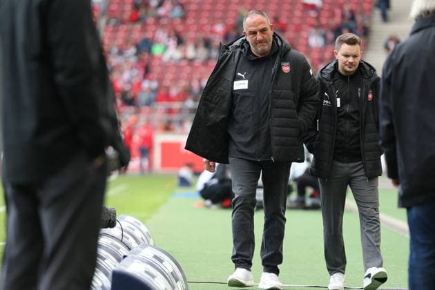 05 10 2025, xrekx, Soccer 1 Bundesliga, VfB Stuttgart 1 FC Heidenheim v l Frank Schmidt Trainer 1 FC Heidenheim 1846 before the match DFL DFB REGULATIONS PROHIBIT ANY USE OF PHOTOGRAPHS as IMAGE SEQUENCES and or QUASI VIDEO Stuttgart