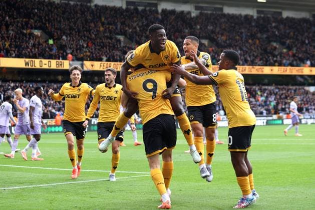 Wolverhampton Wanderers gegen Brighton Hove Albion 05. Oktober 2025 Wolverhampton Premier League Fußball Wolverhampton Wanderers gegen Brighton Hove Albion Marshall Munetsi von den Wolverhampton Wanderers jubelt nach dem Führungstreffer Foto von Mark Leech Wolverhampton UK  Copyright: xMarkxLeechxOffside