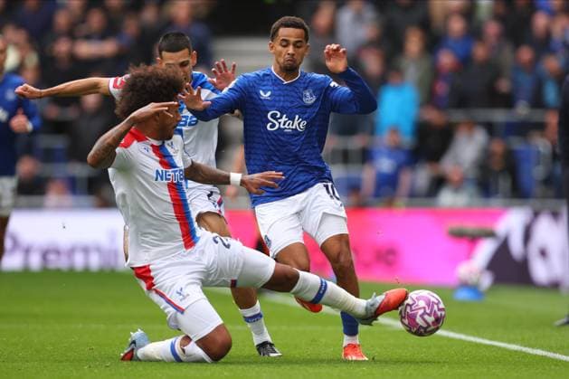 Everton v Crystal Palace - Premier League Chris Richards of Crystal Palace, Daniel Munoz of Crystal Palace and Iliman Ndiaye of Everton challenge during the Premier League match between Everton and Crystal Palace at Hill Dickinson Stadium on October 5, 2025 in Liverpool, England. Liverpool Hill Dickinson Stadium England United Kingdom Copyright: xEdxSykes Sportsphoto APLx 14137315
