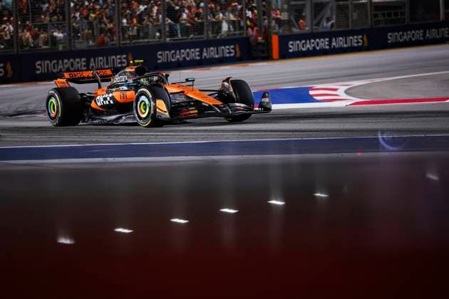 F1 - SINGAPORE GRAND PRIX 2025 04 NORRIS Lando (gbr), McLaren F1 Team MCL39, action during the 2025 Formula 1 Singapore Grand Prix, 18th round of the 2025 FIA Formula One World Championship, WM, Weltmeisterschaft from October 3 to 5, 2025 on the Marina Bay Street Circuit, in Singapore - SingaporeSingapore  Copyright: xEricxAlonsox