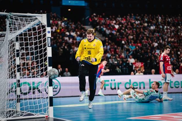 HBL HSV Hamburg vs SC Magdeburg, 05 10 25 Robin Haug HSV Hamburg, 16 cheers after holding throw HBL HSV Hamburg vs SC Magdeburg on 05 10 2025 at Barclays Arena, Hamburg Copyright: xBEAUTIFULxSPORTS Tonhäuserx
