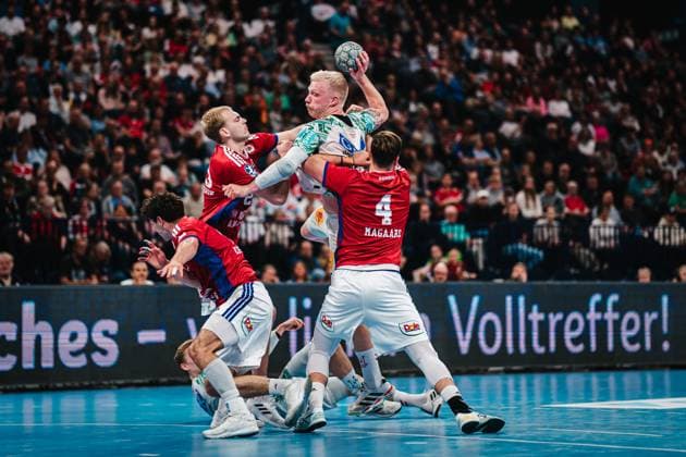 HBL HSV Hamburg vs SC Magdeburg, 05 10 25 Magnus Saugstrup SC Magdeburg, 23 throws, is blocked by Andreas Magaard HSV Hamburg, 4 and Einar Olafsson HSV Hamburg, 23 HBL HSV Hamburg vs SC Magdeburg on 05 10 2025 at Barclays Arena, Hamburg Copyright: xBEAUTIFULxSPORTS Tonhäuserx