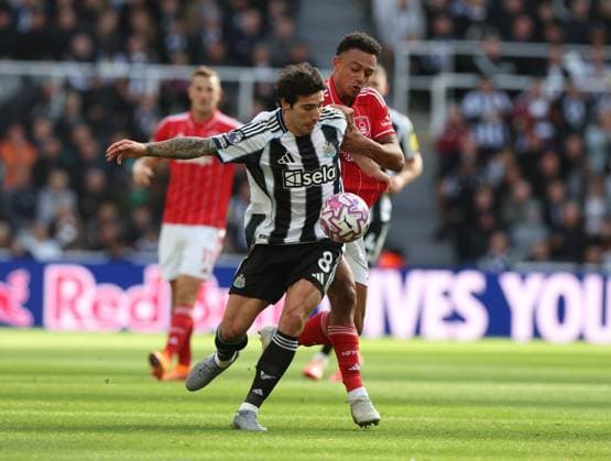 Newcastle Upon Tyne, England, 5th October 2025. Sandro Tonali (L) of Newcastle United in action with Dan Ndoye of Nottingham Forest during the Newcastle United vs Nottingham Forest Premier League match at St. James Park, Newcastle Upon Tyne. Picture credit should read: Nigel Roddis Sportimage EDITORIAL USE ONLY. No use with unauthorised audio, video, data, fixture lists, club league logos or live services. Online in-match use limited to 120 images, no video emulation. No use in betting, games or single club league player publications. SPI_004_NR_NEWC_NOTT SPI-4199-0009