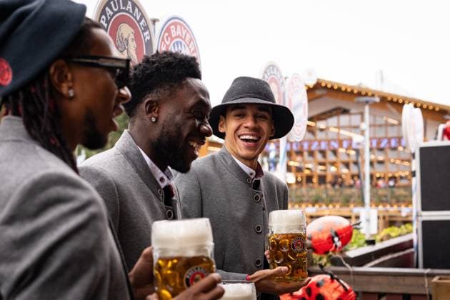 f l 17 Michael Olise, 19 Alphonso Davies, 42 Jamal Musiala, Portrait, Portrait, Football FC Bayern Munich traditional visit to the Munich Oktoberfest, Wiesn, Volksfest 05 10 2025 PHOTO Mladen Lackovic LakoPress