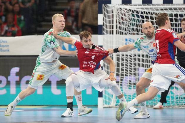 05 10 2025, xtgx, Handball Sport Verein SC Magdeburg v l Magnus Saugstrup Magdeburg, 23 , Andreas Magaard Hamburg, 4 , Oscar Bergendahl Magdeburg, 54 duel, duel, fight, tackle Hamburg
