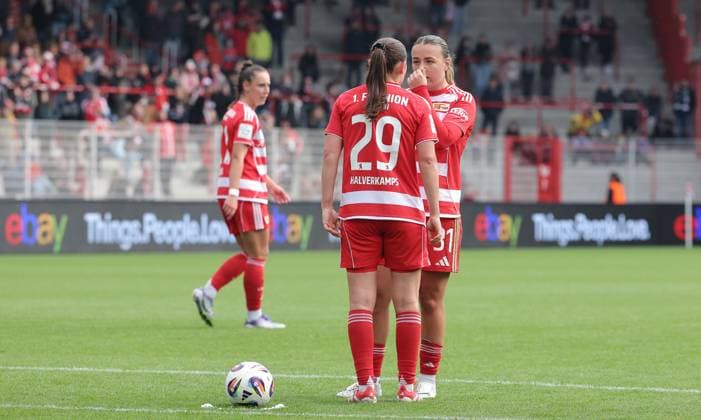 Antonia Halverkamps, Tanja Pawollek before free kick Sport Football Soccer Womens Bundesliga 5 Matchday Season 2025 2026 05 10 2025 1 FC Union Berlin vs SC Freiburg SCF DFL regulations prohibit any use of photographs as image sequences and or quasi video