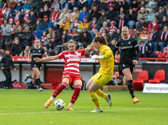 Soccer, Women, Season 2025 2026, Google Pixel Women Bundesliga 5 Matchday , 1 FC Union Berlin SC Freiburg v l Chance Sophie Weidauer 1 Women 1 FC Union , Goalkeeper Laura Benkarth SC Freiburg , Julia Stierli SC Freiburg , 05 10 2025, Copyright: xMatthiasxKochx