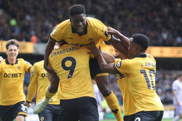 Wolverhampton Wanderers v Brighton & Hove Albion - Premier League Marshall Munetsi, Jorgen Strand Larsen, Jhon Arias and Joao Gomes of Wolverhampton Wanderers celebrate 1st goal during the Premier League match between Wolverhampton Wanderers and Brighton & Hove Albion at Molineux on October 5, 2025 in Wolverhampton, England. Wolverhampton Molineux England United Kingdom Copyright: xNealxSimpson Sportsphoto APLx 14137318