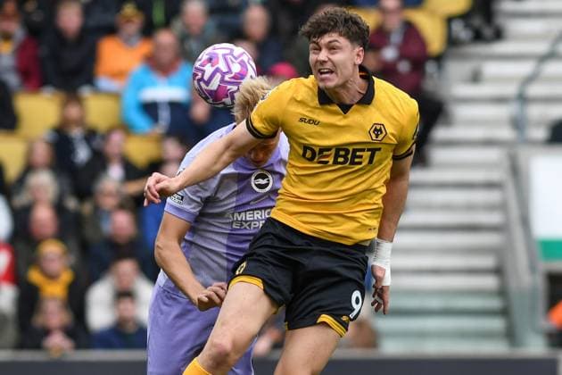 Wolverhampton Wanderers v Brighton & Hove Albion, English Premier League, Football, Molineux, Wolverhampton, UK - 5 October 2025 Brighton & Hove Albion s Jan Paul Van Hecke and Wolverhampton Wanderers Jorgen Strand Larsen challenge for the ball , UK NEWSPAPERS OUT Copyright: xRichardxBowcottx