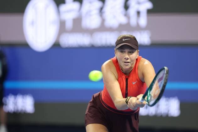 (251005) -- BEIJING, Oct. 5, 2025 -- Amanda Anisimova hits a return during the women s singles final match between Amanda Anisimova of the United States and Linda Noskova of the Czech Republic at 2025 China Open tennis tournament in Beijing, China, Oct. 5, 2025. ) (SP)CHINA-BEIJING-TENNIS-CHINA OPEN-WOMEN S SINGLES-FINAL (CN) BaixXuefei 