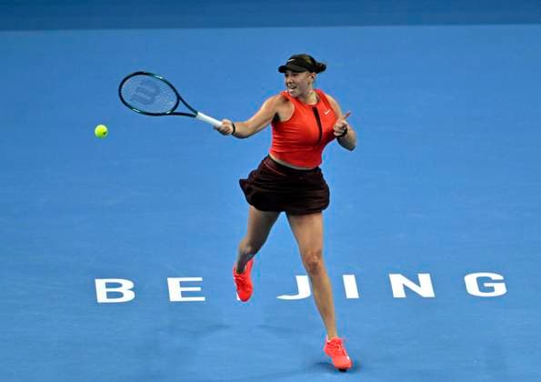 (251005) -- BEIJING, Oct. 5, 2025 -- Amanda Anisimova hits a return during the women s singles final match between Amanda Anisimova of the United States and Linda Noskova of the Czech Republic at 2025 China Open tennis tournament in Beijing, China, Oct. 5, 2025. ) (SP)CHINA-BEIJING-TENNIS-CHINA OPEN-WOMEN S SINGLES-FINAL (CN) HuxJingwen 