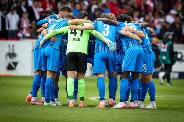 Team circle before the match of Heidenheim, VfB Stuttgart vs 1 FC Heidenheim 1846, DFL, Bundesliga, Season 2025 2026, MHP Arena, Hinrunde, 6 Spieltag, 05 10 2025 DFB regulations prohibit any use of photographs as image sequences and or quasi video Stuttgart Baden Wuerttemberg Germany Copyright: xkolbert-press MartinxAgüerax