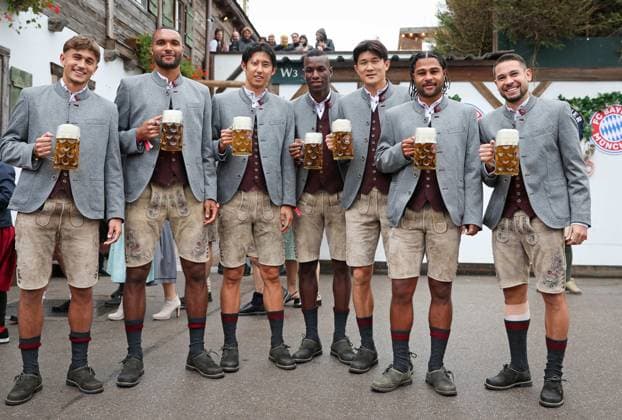 FC Bayern at the Oktoberfest 2025 from left Tom BISCHOF Bayern Muenchen , Jonathan TAH Bayern Muenchen , Hiroki ITO Bayern Muenchen ,,Nicolas JACKSON Bayern Muenchen ,Minjae KIM FC Bayern Muenchen ,Serge GNABRY FC Bayern Muenchen ,Raphael GUERREIRO Bayern Muenchen , with Mass Bier Fussball FC Bayern Muenchen, traditional Oktoberfest visit at the Kaefer Schaenke on 05 10 2025 in Munich Germany Pool photo FCBayernMuenchen via SVEN SIMON Fotoagentur Muenchen Bayern Germany Poolfoto SvenSimon-FC Bayern Muenchen AG ,EDITORIAL USE ONLY