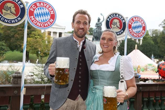 FC Bayern at the Oktoberfest 2025 Harry KANE Bayern Muenchen with wife Katie, with Mass beer soccer FC Bayern Muenchen, traditional Oktoberfest visit at the Kaefer Schaenke on 05 10 2025 in Munich Germany Pool photo FCBayernMuenchen via SVEN SIMON Fotoagentur Muenchen Bayern Germany Poolfoto SvenSimon-FC Bayern Muenchen AG ,EDITORIAL USE ONLY