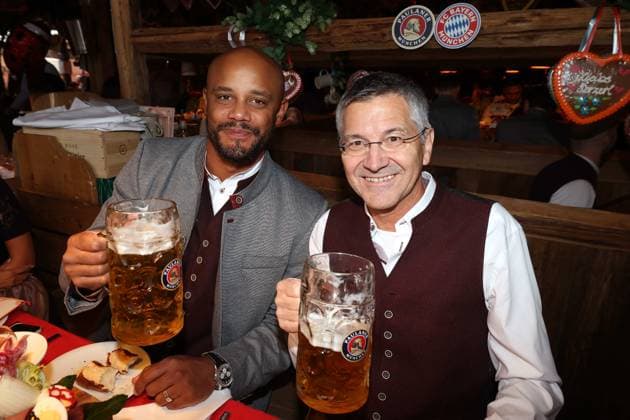 FC Bayern at the Oktoberfest 2025 from left coach Vincent KOMPANY Bayern Muenchen , Herbert HAINER president Bayern Muenchen with Mass beer soccer FC Bayern Muenchen, traditional Oktoberfest visit in the Kaefer Schaenke on 05 10 2025 in Munich Germany Pool photo FCBayernMuenchen via SVEN SIMON Fotoagentur Muenchen Bayern Germany Poolfoto SvenSimon-FC Bayern Muenchen AG ,EDITORIAL USE ONLY