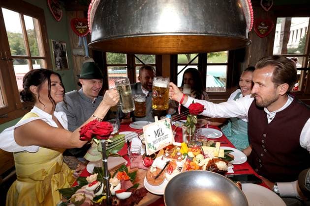 FC Bayern at the Oktoberfest 2025 from left Lina Kimmich,Joshua KIMMICH Bayern Muenchen ,Raphael GUERREIRO Bayern Muenchen with wife,Katie Kane,Harry KANE Bayern Muenchen Soccer FC Bayern Muenchen, traditional Oktoberfest visit at the Kaefer Schaenke on 05 10 2025 in Munich Germany Pool photo FCBayernMuenchen via SVEN SIMON Fotoagentur Muenchen Bayern Germany Poolfoto SvenSimon-FC Bayern Muenchen AG ,EDITORIAL USE ONLY