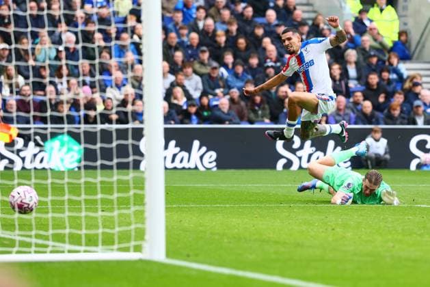 Daniel Munoz of Crystal Palace scores to make it 0-1 and celebrates Everton v Crystal Palace, Premier League, Football, Hill Dickinson Stadium, Liverpool, UK - 05 Oct 2025Liverpool Hill Dickinson Stadium United Kingdom EDITORIAL USE ONLY No use with unauthorised audio, video, data, fixture lists, club league logos or live services. Online in-match use limited to 120 images, no video emulation. No use in betting, games or single club league player publications. Copyright: xPaulxCurrie Shutterstockx 15515862bk