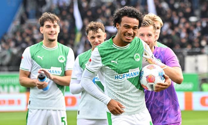 05 10 2025 Soccer Season 2025 2026 2 Soccer Bundesliga 08 Matchday SpVgg Greuther Fürth Kleeblatt Hannover 96 H96 Sportfoto Zink MeZi xmexzix DFL regulations prohibit any use of photographs as image sequences and or quasi video only for editorial use Pelle Boevink 26, SpVgg Greuther Fürth sends David Abrangao 39, SpVgg Greuther Fürth after end of match to fans Fanblock cheering joy