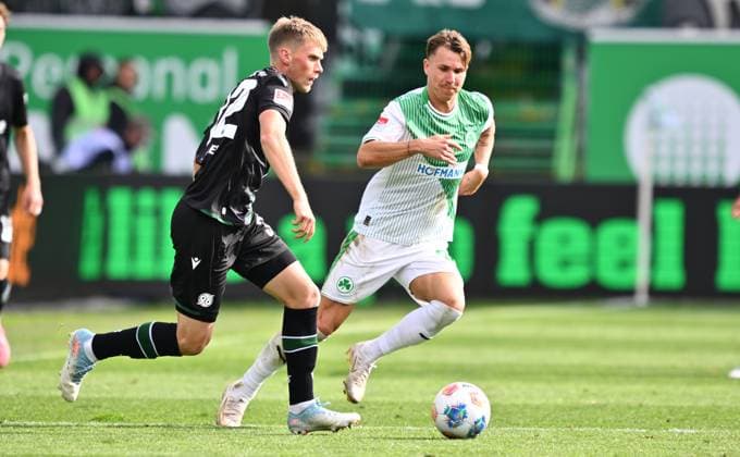 05 10 2025 Soccer Season 2025 2026 2 Soccer Bundesliga 08 Matchday SpVgg Greuther Fürth Kleeblatt Hannover 96 H96 Sportfoto Zink xwoxzix DFL regulations prohibit any use of photographs as image sequences and or quasi video only for editorial use Jonas Sterner 32, Hannover 96 H96 Felix Klaus 30, SpVgg Greuther Fürth
