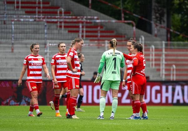 Soccer, Women, Season 2025 2026, Google Pixel Women Bundesliga 5 Matchday , 1 FC Union Berlin SC Freiburg v l Dina Orschmann 1 Women 1 FC Union , Sophie Weidauer 1 Women 1 FC Union , Samantha Steuerwald 1 Women 1 FC Union , Goalkeeper Cara Bösl 1 Women 1 FC Union , Katja Orschmann 1 Women 1 FC Union discuss in a match break, 05 10 2025, Copyright: xMatthiasxKochx