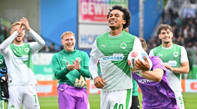 05 10 2025 Soccer Season 2025 2026 2 Soccer Bundesliga 08 Matchday SpVgg Greuther Fürth Kleeblatt Hannover 96 H96 Sportfoto Zink MeZi xmexzix DFL regulations prohibit any use of photographs as image sequences and or quasi video only for editorial use Pelle Boevink 26, SpVgg Greuther Fürth sends David Abrangao 39, SpVgg Greuther Fürth after end of match to fans Fanblock cheering joy