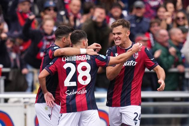 Bologna s Nicolo Cambiaghi celebrates with Bologna s Riccardo Orsolini and Bologna s Thijs Dallinga after scoring the 1-0 goal for his team during the Serie A soccer match between Bologna and Pisa at the Renato Dall™Ara Stadium in Bologna, north Italy - Sunday, October 5, 2025 -  Copyright: xMassimoxPaolone LaPressex