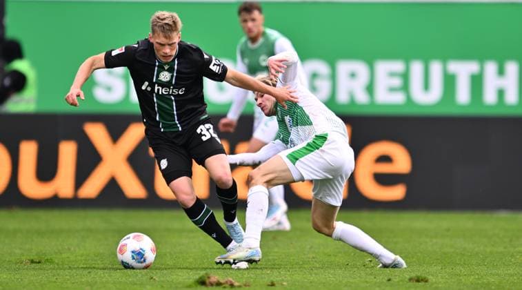05 10 2025 Soccer Season 2025 2026 2 Soccer Bundesliga 08 Matchday SpVgg Greuther Fürth Kleeblatt Hannover 96 H96 Sportfoto Zink xwoxzix DFL regulations prohibit any use of photographs as image sequences and or quasi video only for editorial use Jonas Sterner 32, Hannover 96 H96 Marco John 24, SpVgg Greuther Fürth