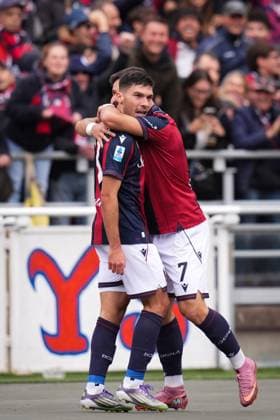 Bologna s Nicolo Cambiaghi celebrates with Bologna s Riccardo Orsolini after scoring the 1-0 goal for his team during the Serie A soccer match between Bologna and Pisa at the Renato Dall™Ara Stadium in Bologna, north Italy - Sunday, October 5, 2025 -  Copyright: xMassimoxPaolone LaPressex