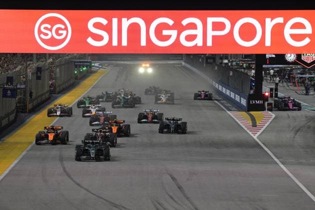 (251005) -- SINGAPORE, Oct. 5, 2025 -- Drivers compete during the Formula One Singapore Grand Prix night race in Singapore, Oct. 5, 2025. (Photo by Xinhua) (SP)SINGAPORE-F1-SINGAPORE GRAND PRIX 2025-NIGHT RACE ThenxChihxWey 