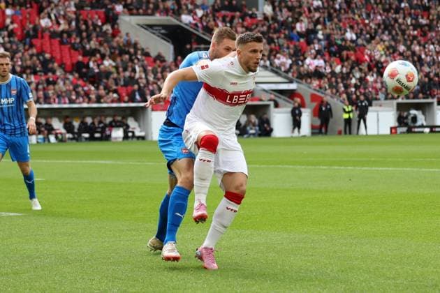 05 10 2025, xrekx, Fußball 1 Bundesliga, VfB Stuttgart 1 FC Heidenheim v l Patrick Mainka 1 FC Heidenheim 1846 Ermedin Demirovic VfB Stuttgart Handspiel DFL DFB REGULATIONS PROHIBIT ANY USE OF PHOTOGRAPHS as IMAGE SEQUENCES and or QUASI VIDEO Stuttgart