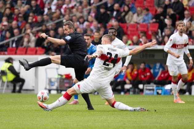 left referee Tobias Stieler, raises his leg right Jeff Chabot VfB Stuttgart, 24 GER, VfB Stuttgart vs 1 FC Heidenheim, Football, Men, 1 Bundesliga, Matchday 6, Season 2025 2026, 05 10 2025, DFL DFB REGULATES PROHIBIT ANY USE OF PHOTOGRAPHS AS IMAGE SEQUENCES AND OR QUASI VIDEO, GER, VfB Stuttgart vs 1 FC Heidenheim, Football, Men, 1 Bundesliga, Matchday 6, Season 2025 2026, 05 10 2025 Stuttgart Copyright: xEibner-Pressefoto WolfgangxFrankx EP_WFK