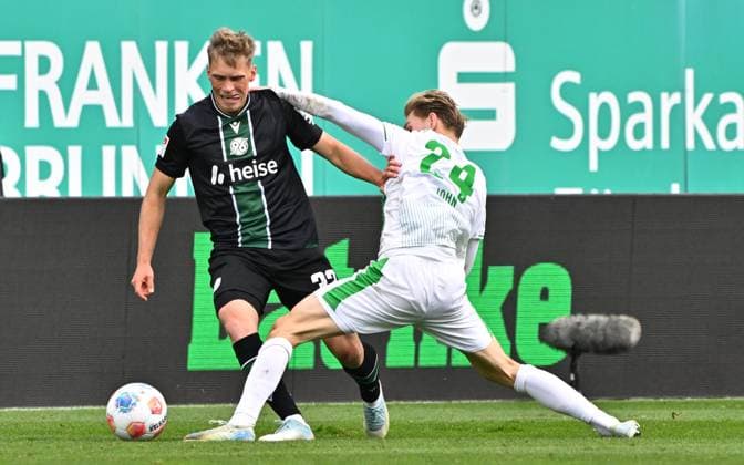 05 10 2025 Soccer Season 2025 2026 2 Soccer Bundesliga 08 Matchday SpVgg Greuther Fürth Kleeblatt Hannover 96 H96 Sportfoto Zink MeZi xmexzix DFL regulations prohibit any use of photographs as image sequences and or quasi video only for editorial use Jonas Sterner 32, Hannover 96 H96 Marco John 24, SpVgg Greuther Fürth, right