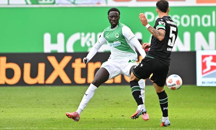 05 10 2025 Soccer Season 2025 2026 2 Soccer Bundesliga 08 Matchday SpVgg Greuther Fürth Kleeblatt Hannover 96 H96 Sportfoto Zink MeZi xmexzix DFL regulations prohibit any use of photographs as image sequences and or quasi video only for editorial use Omar Sillah 42, SpVgg Greuther Fürth Virgil Ghita 5, Hannover 96 H96, rechts