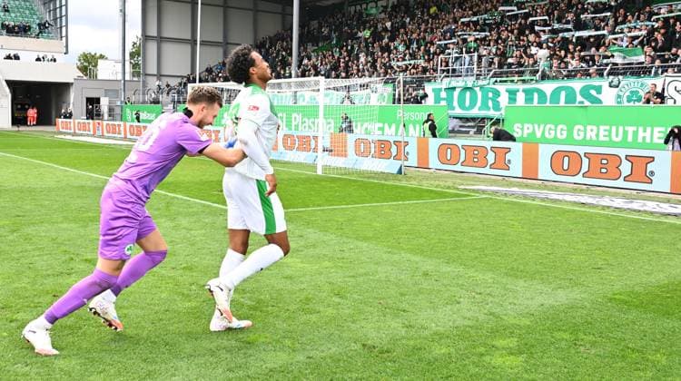 05 10 2025 Soccer Season 2025 2026 2 Soccer Bundesliga 08 Matchday SpVgg Greuther Fürth Kleeblatt Hannover 96 H96 Sportfoto Zink xwoxzix DFL regulations prohibit any use of photographs as image sequences and or quasi video only for editorial use Pelle Boevink 26, SpVgg Greuther Fürth pushes David Abrangao 40, SpVgg Greuther Fürth direction Greutherfürthfans Fans Fanblock Kleeblattfans