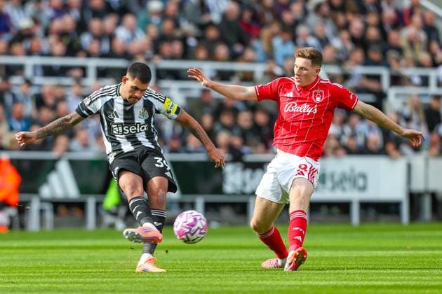 Newcastle United FC v Nottingham Forest FC, Premier League Bruno Guimaraes Of Newcastle United battles with Elliot Anderson Of Nottingham Forest during the Newcastle United FC v Nottingham Forest FC English Premier League match at St.James Park, Newcastle, England, United Kingdom on 5 October 2025 Credit: Lee Keuneke Every Second Media Editorial use only. All images are copyright Every Second Media Limited. No images may be reproduced without prior permission. All rights reserved. Premier League and Football League images are subject to licensing agreements with Football DataCo Limited. see https: www.football-dataco.com Copyright: xIMAGO EveryxSecondxMediax ESM-1616-0049 LeexKeunekex xEveryxSecondxMediax