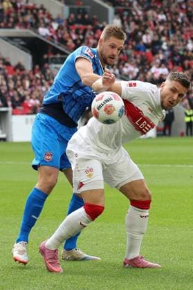 05 10 2025, xrekx, Fußball 1 Bundesliga, VfB Stuttgart 1 FC Heidenheim v l Patrick Mainka 1 FC Heidenheim 1846 Ermedin Demirovic VfB Stuttgart Handspiel DFL DFB REGULATIONS PROHIBIT ANY USE OF PHOTOGRAPHS as IMAGE SEQUENCES and or QUASI VIDEO Stuttgart